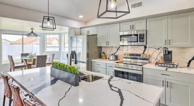 Коттедж Group Getaway in Glendale < 1 Mi to Westgate!