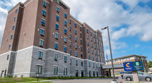 Comfort Suites Cincinnati University - Downtown, Забронировать Отель Отели Цинциннати с бассейном, рядом с UCmedicalCenter, Бассейн