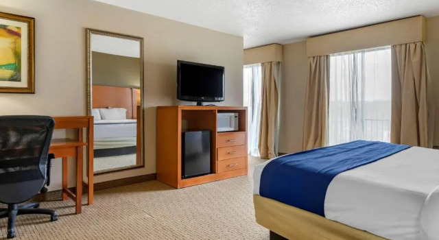 Люкс c 1 комнатой с балконом Comfort Suites Auburn Hills-Detroit