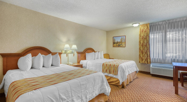 Четырёхместный номер Standard SureStay Plus Hotel by Best Western Reno Airport