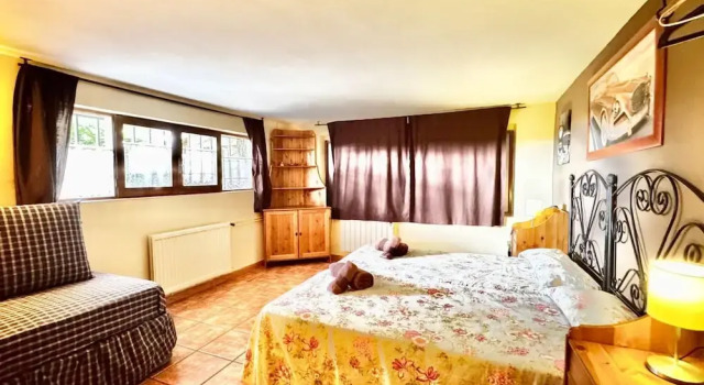 Farmhouse Apartment With Pool, Varaa Huoneisto Hotellit Madridin maakunta pysäköinnillä, Pysäköinti