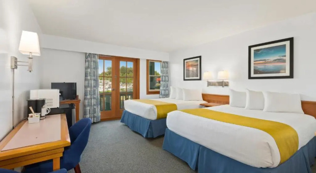 Четырёхместный номер Standard с видом на воду Canadian Princess Lodge & Marina