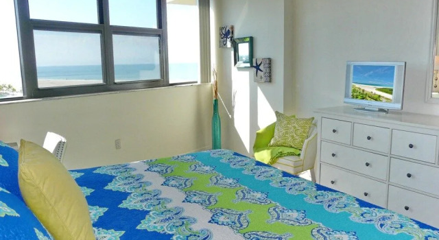 Beachfront Condo With Views of Beach and Spacious Pool, Забронировать Отель Отели в центре Марко-Айленд, в центре