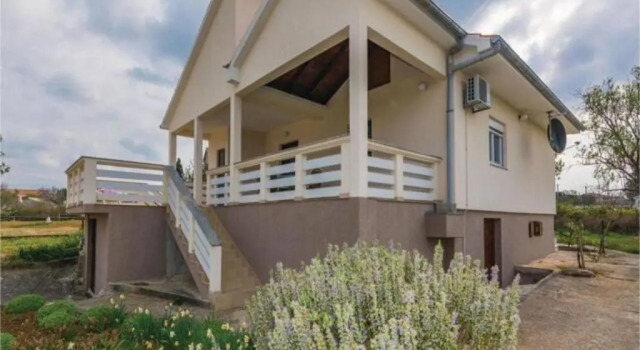 Коттедж с 4 комнатами Holliday House Eni Zadar