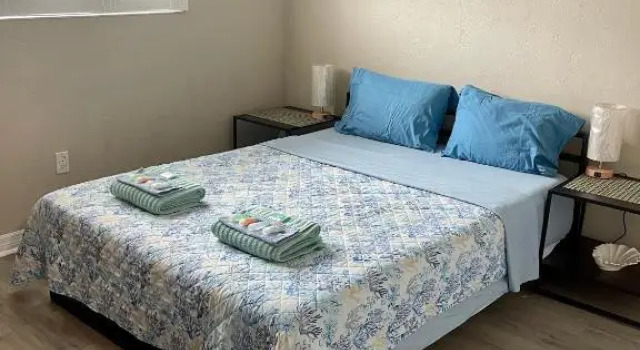 Lovely 2 bedroom 1 bathroom minutes from the beach, Забронировать Отель Отели Дейтона-Бич с парковкой, рядом с Базилика Святого Димитрия, Парковка