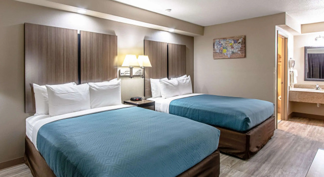 Четырёхместный номер Standard Econo Lodge Kingsville
