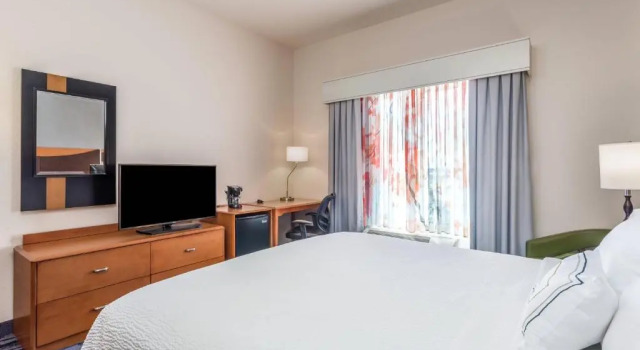 Номер Standard Fairfield Inn and Suites by Marriott Madison East