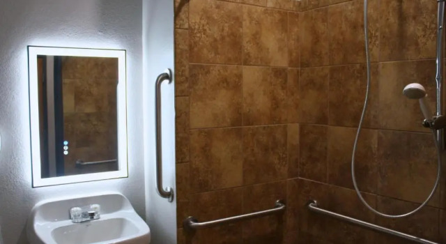 Четырёхместный номер Deluxe Microtel Inn and Suites by Wyndham