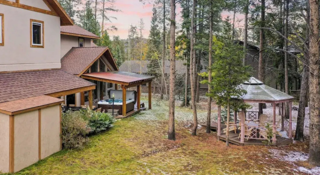 Коттедж River Rock by Avantstay 8 Bedroom Ski Estate w/ Hot Tub & Movie Theatre 10 Min Walk to Mtn