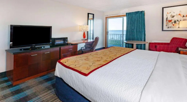 Номер Standard с балконом и с видом на озеро Days Inn & Suites by Wyndham St. Ignace Lakefront