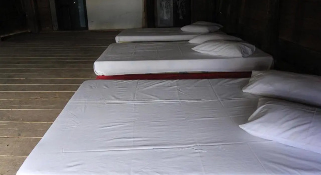 Кровать в общем номере Sony Cottage