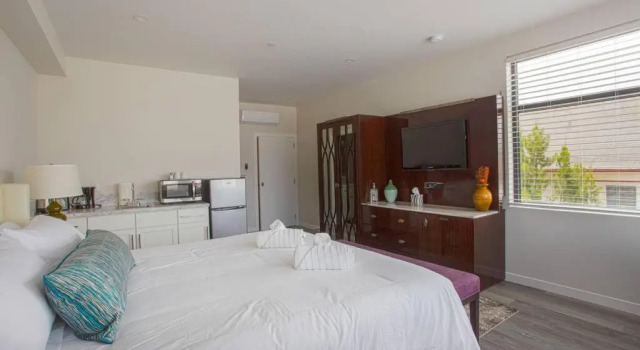 Downtown View 4 Sleepers Studio- Great for Getaway