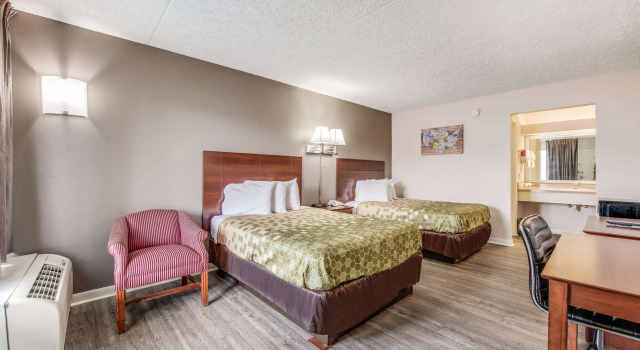 Четырёхместный номер Standard Econo Lodge Eden