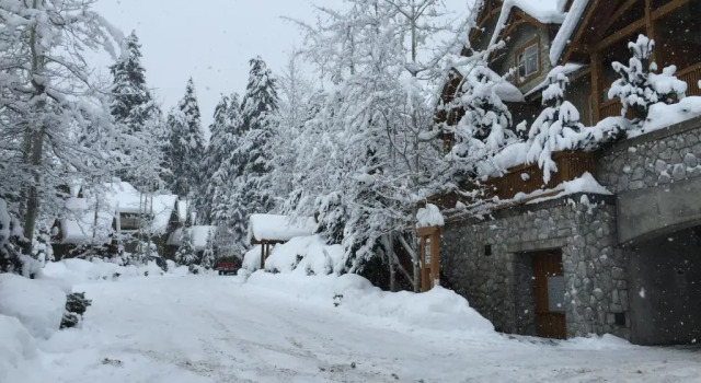 Апартаменты Ski in Ski out Minutes from Village, Private Hot Tub Sleeps 6 Free Shuttle