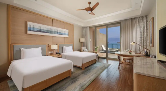 Двухместный номер Superior с балконом и с видом на озеро Hilton Yuxi Fuxian Lake