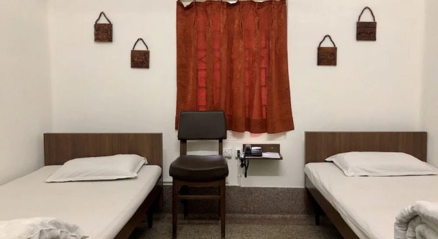 Кровать в общем номере Hotel Saluja