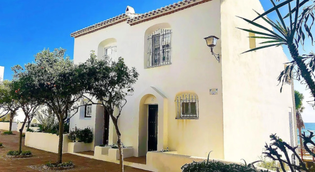 Dona Lola Micaela Beach front duplex 2 bedroom apartment - open sea and beach views surrounded by bars and restaurants - Costa del Sol - CS199