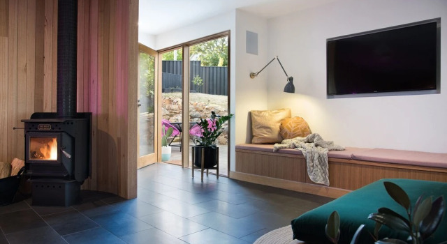 Dollywood, Book Hotel Daylesford 