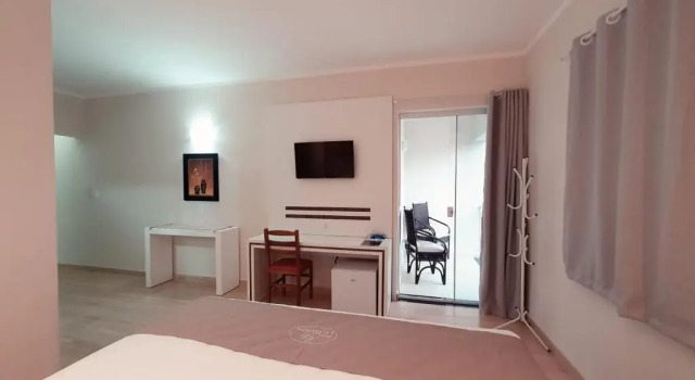 Трёхместный номер Standard с балконом Charles Hotel