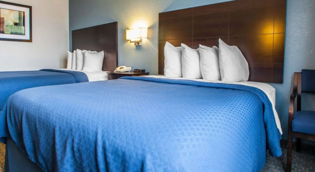 Четырёхместный номер Standard Quality Inn & Suites Ankeny-Des Moines