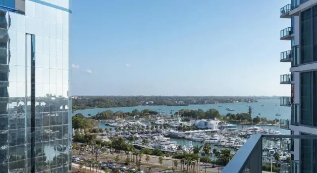 Четырёхместный номер Premium с балконом и с красивым видом из окна The Westin Sarasota
