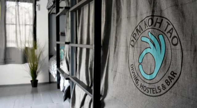 Кровать в общем номере DPM Koh Tao Diving Hotel & Bar