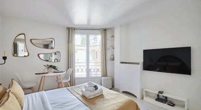 22 m2 Studio Located on the 6th Floor With Elevator: - 1 Bedroom With 140 cm Double bed - Television, Wifi - Equipped Kitchen - 1 Bathroom With Shower and 1 Toilet The Cleaning fee Includes, Забронировать Апартаменты/квартира Отели Парижа с парковкой, рядом с Свято-Троицкий собор и Русский православный духовно-культурный центр, Парковка