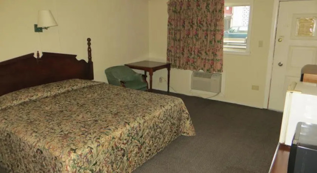 Deluxe Inn - Knoxville