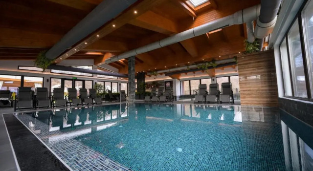Hotel Yara, Varaa Hotelli Hotellit Carpathians - Romania uima-altaalla, Uima-allas