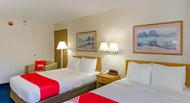 Четырёхместный номер Standard Econo Lodge Inn & Suites Lake Of The Ozarks