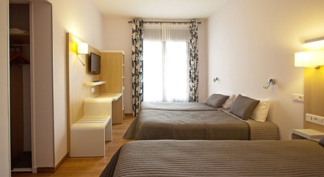 Standardowy czteroosobowy pokój Hôtel Côté Ventoux