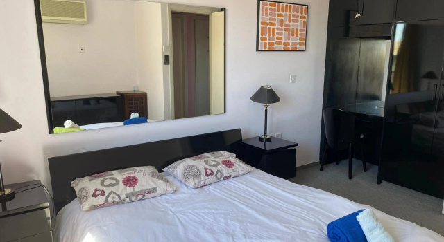 private room in a shared flat at best location, Забронировать Отель Недорогие отели района Лимасола, недорого