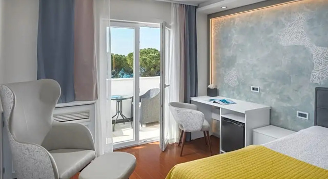 Двухместный номер Deluxe с балконом и с видом на море Hotel Tomi