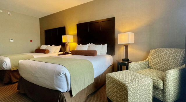 Четырёхместный номер Standard Best Western Plus Okotoks Inn & Suites