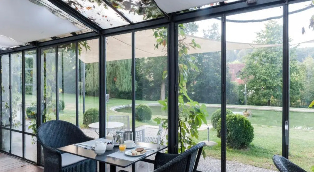 Schloss Münchenwiler, Rezerwuj Hotel Hotele w Vaud z basenem, Basen