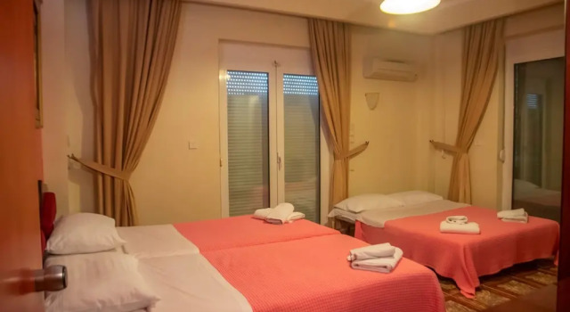 Четырёхместный семейный номер Standard с балконом Hotel Astoria