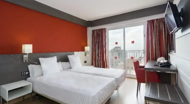 Семейный номер Standard с балконом и с видом на бассейн Medplaya Hotel Santa Monica
