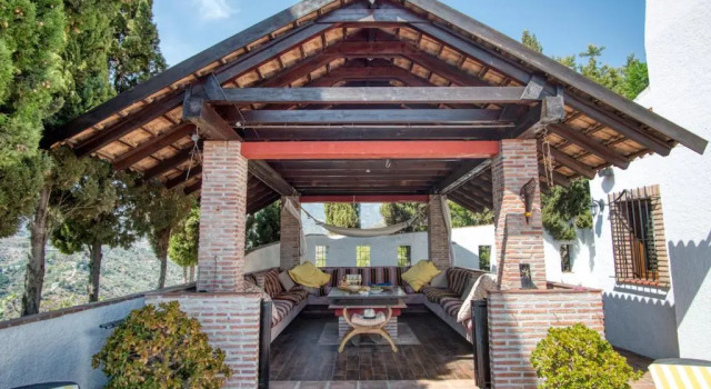 Вилла Luxury 4-bedroom villa, private pool and outhouse