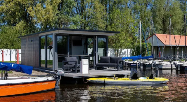 Номер Standard Houseboat in Heeg With Stunning Marina Views