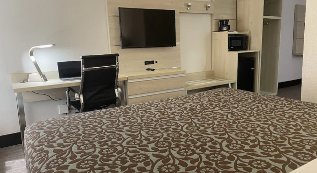 Двухместный люкс Days Inn & Suites by Wyndham Peachtree Corners Norcross