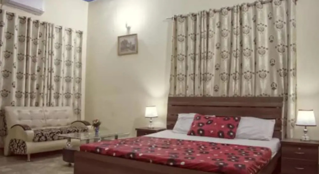 Luxurious guest house, Book Pension Hoteller i Gulshan-E-Jamal med parkering, Parkering