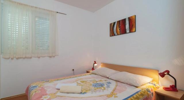 Nice Home in Stanici With Wifi and 2 Bedrooms, Rezerwuj Hotel Hotele w Split-Dalmatia County z parkingiem, Parking