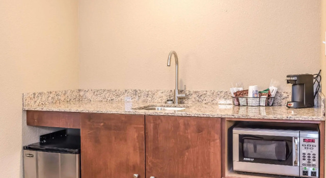 Четырёхместный люкс Comfort Inn & Suites Piqua-Near Troy-I75