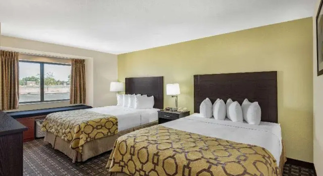 Четырёхместный номер Standard Baymont by Wyndham Farmington