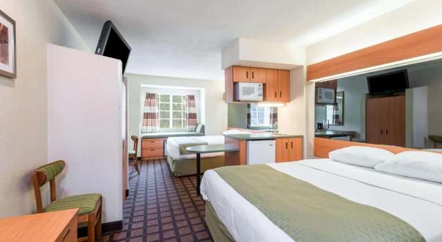 Четырёхместный люкс Microtel Inn & Suites by Wyndham Uncasville Casino Area