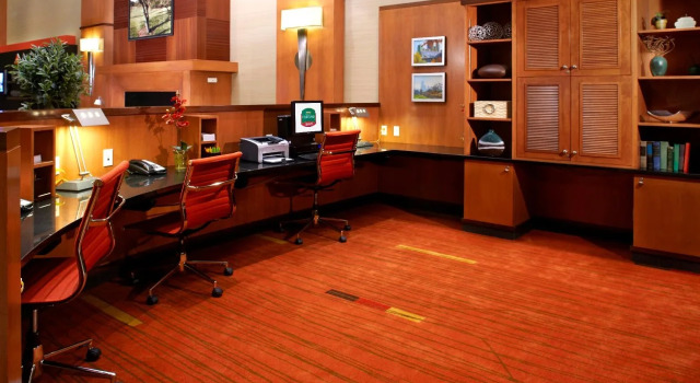 Courtyard by Marriott Pittsburgh Downtown, Забронировать Отель Отели Питтсбурга с парковкой, рядом с Western Pennsylvania Sports Museum, Парковка
