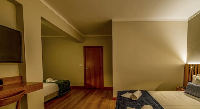 Четырёхместный номер Classic с балконом Santa Eufémia Covilhã Hotel