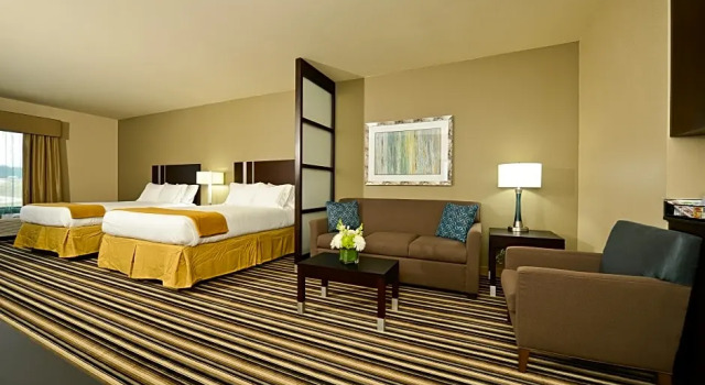 Четырёхместный люкс Holiday Inn Express & Suites Forrest City by IHG