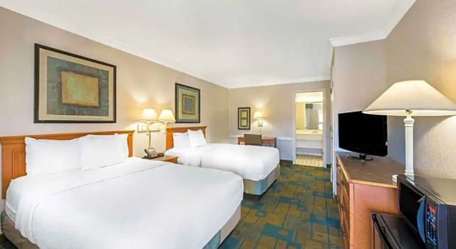 Люкс Deluxe Quality Inn & Suites