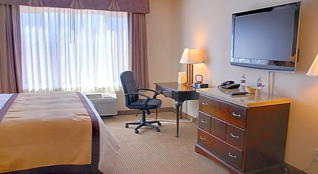 Четырёхместный номер Standard Quality Inn & Suites